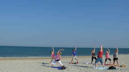 Séance de yoga sur la plage de l’île de Sylt